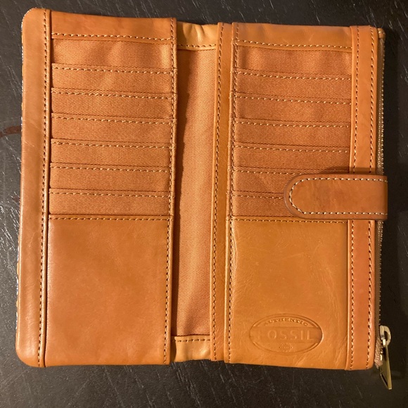 *NWOT Fossil Clutch Wallet - Picture 2 of 5